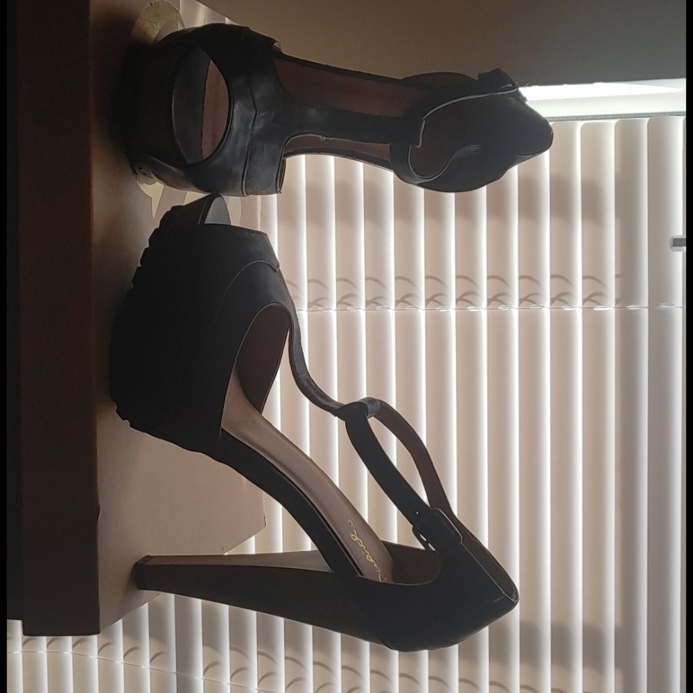 Heels - Picture 2 of 4